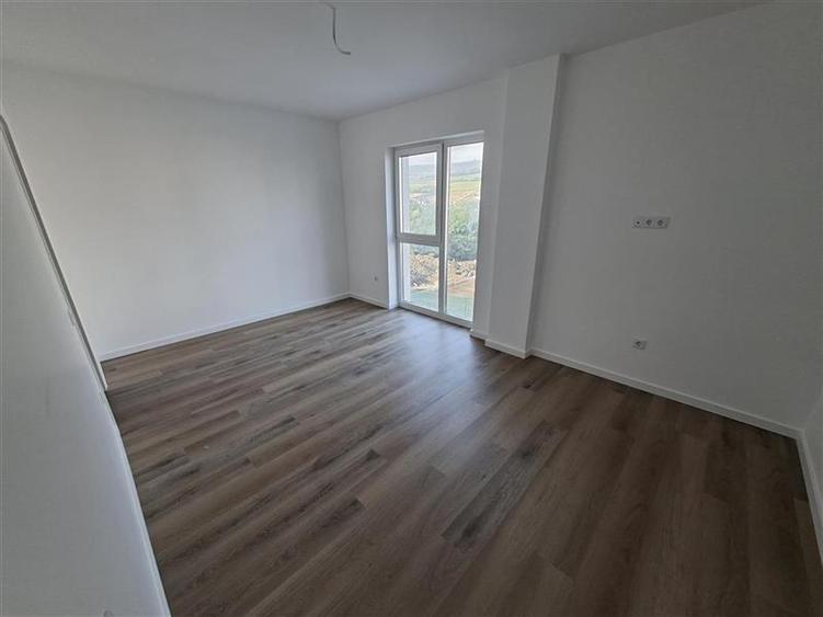 Apartament cu 3 camere semidecomandat în Iris