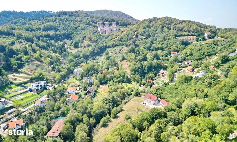 Teren de 2300 mp, în Schei