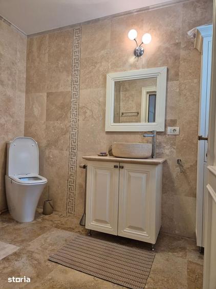 Casă cu 8 camere cu Teren 1100 Mp în Central