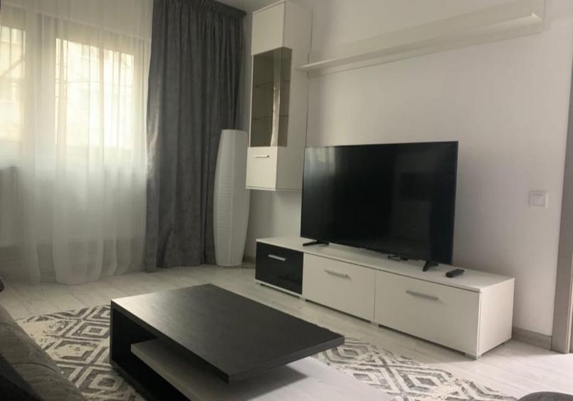 Apartament cu 3 camere decomandat în Casa de Cultură