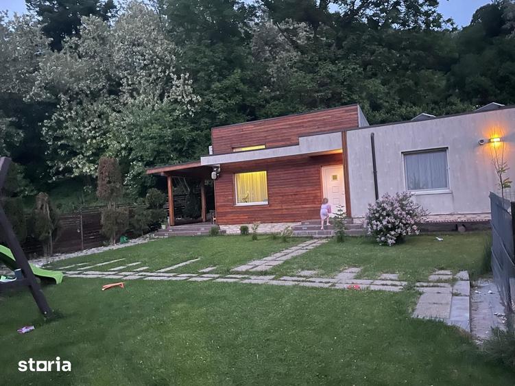 Casă cu 4 camere cu Teren 3000 Mp în Crihan