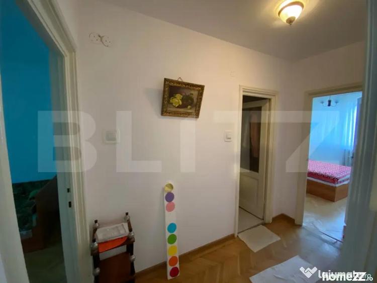 Apartament cu 3 camere semidecomandat, mobilat în Calea București