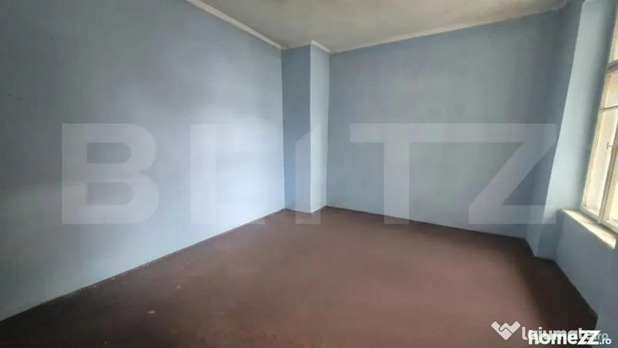 Apartament cu 4 camere semidecomandat în Central