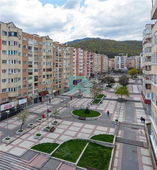 Apartament cu 4 camere decomandat în Răcădău