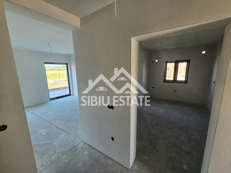 Duplex cu 5 camere cu Canalizare în Șura Mică