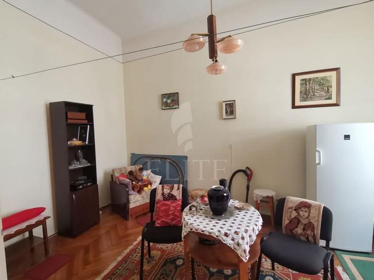Apartament cu 3 camere semidecomandat în Central