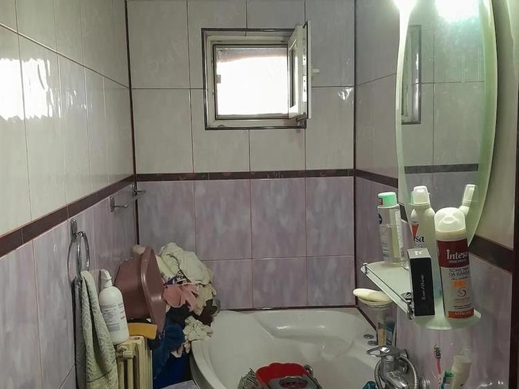 Apartament cu 2 camere semidecomandat în Craiovița Nouă