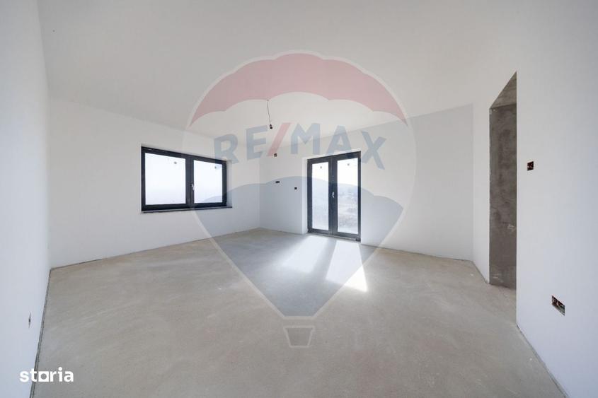 Casă cu 4 camere cu Teren 491 Mp în Noua