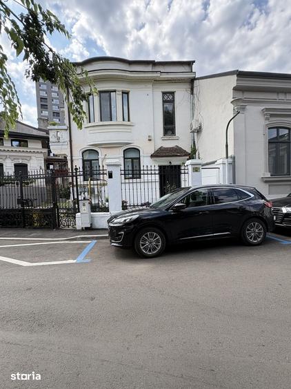 Apartament cu 4 camere în Centrul Istoric