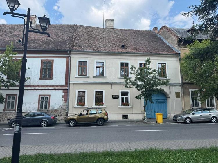 Apartament cu 2 camere decomandat, mobilat în Central