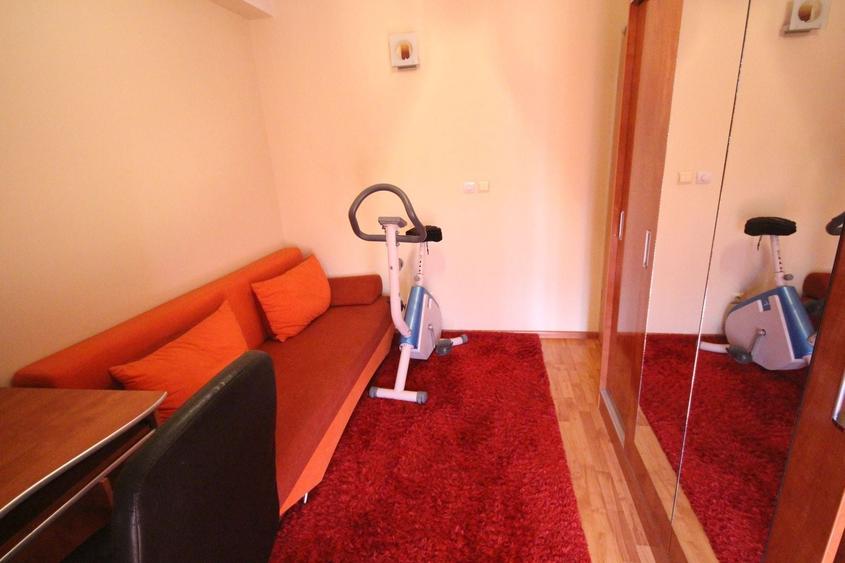 Apartament cu 4 camere decomandat, mobilat în Aradului