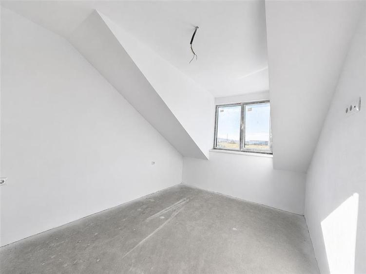 Apartament cu 3 camere decomandat în Turnișor