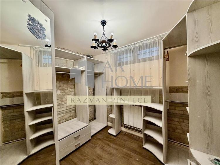 Casă individuală cu 11 camere cu Teren 370 Mp în Ultracentral
