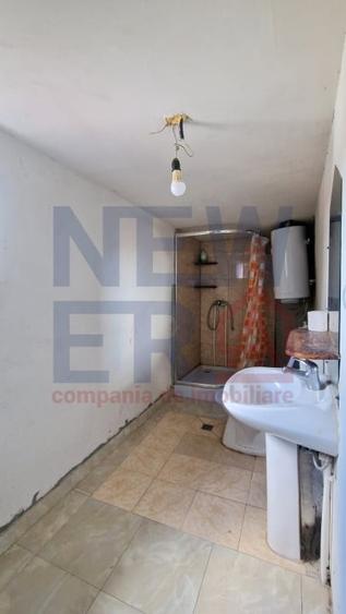 Casă individuală cu 5 camere cu Canalizare în Andronache