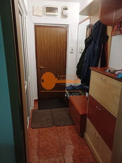 Apartament cu 4 camere semidecomandat, mobilat în Gorjului