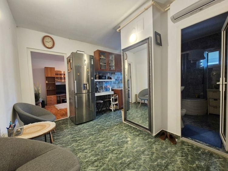 Apartament cu 3 camere decomandat în Tractorul