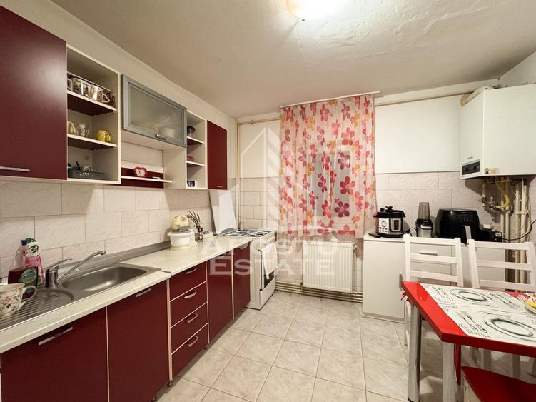 Apartament cu 3 camere decomandat în Girocului