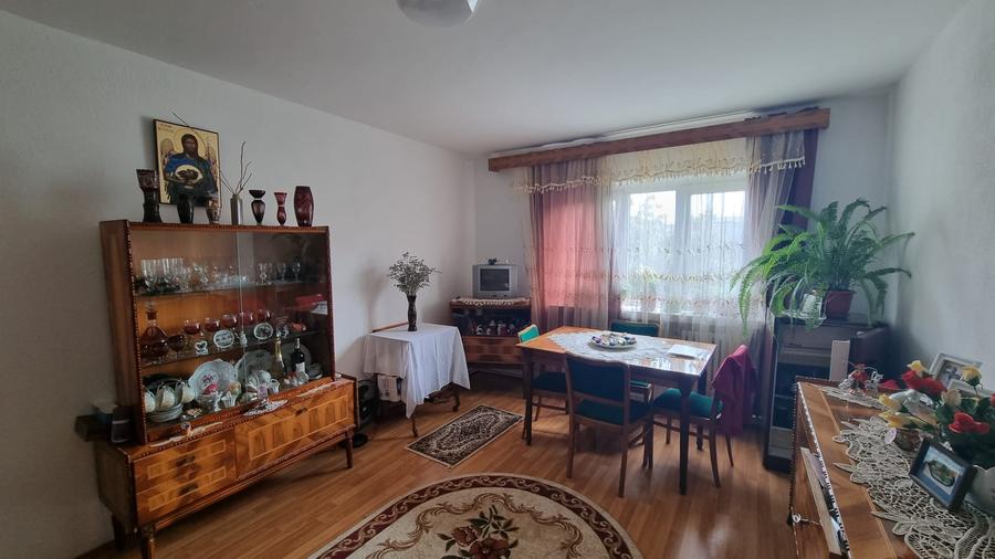 Apartament cu 3 camere decomandat în Nicolina