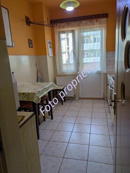 Apartament cu 3 camere semidecomandat în Simeria