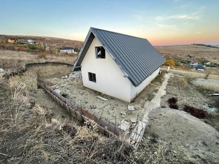 Casă cu 4 camere în Câmpenești