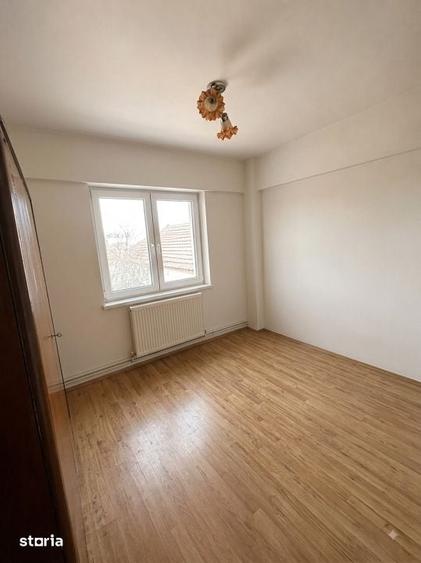 Apartament cu 3 camere decomandat în Valea Rosie