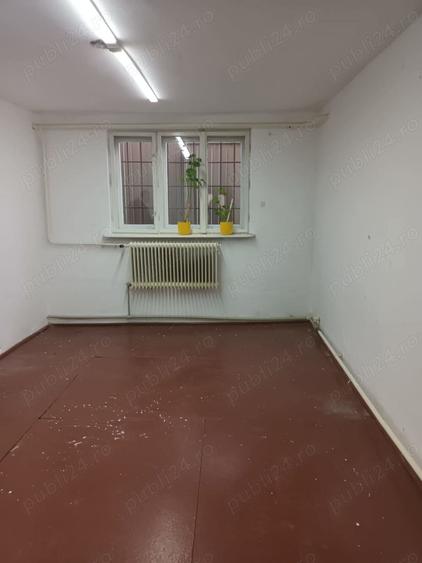 Casă cu 9 camere cu Teren 7500 Mp în Central