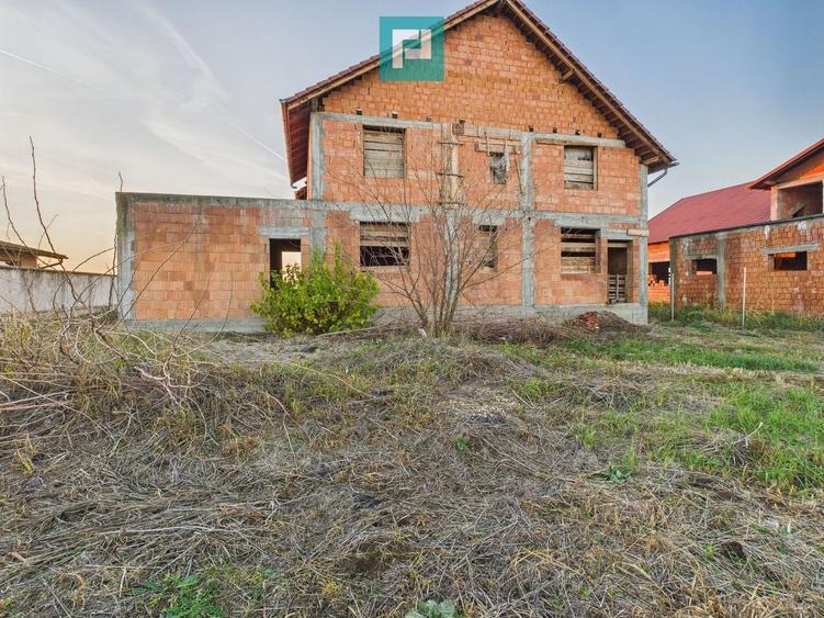 Casă individuală cu 7 camere cu Canalizare în Macea