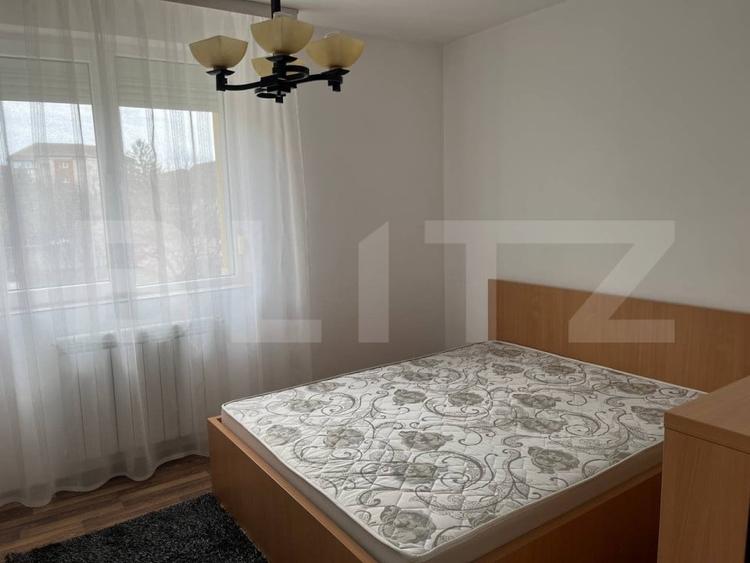 Apartament cu 3 camere semidecomandat, mobilat în Lipovei
