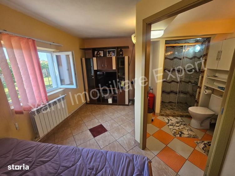 Casă cu 4 camere în Bujoreni