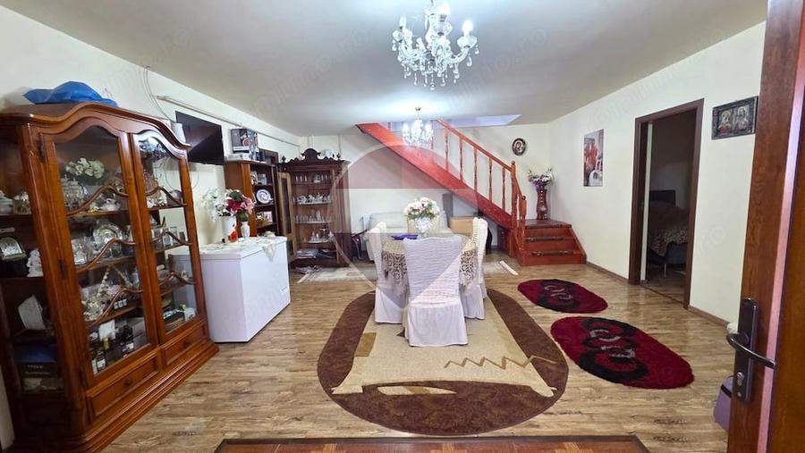Casă cu 7 camere cu Teren 1400 Mp în Văleni