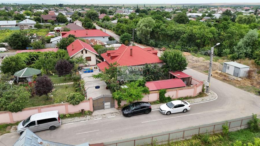 Casă individuală cu 6 camere cu Canalizare în Est