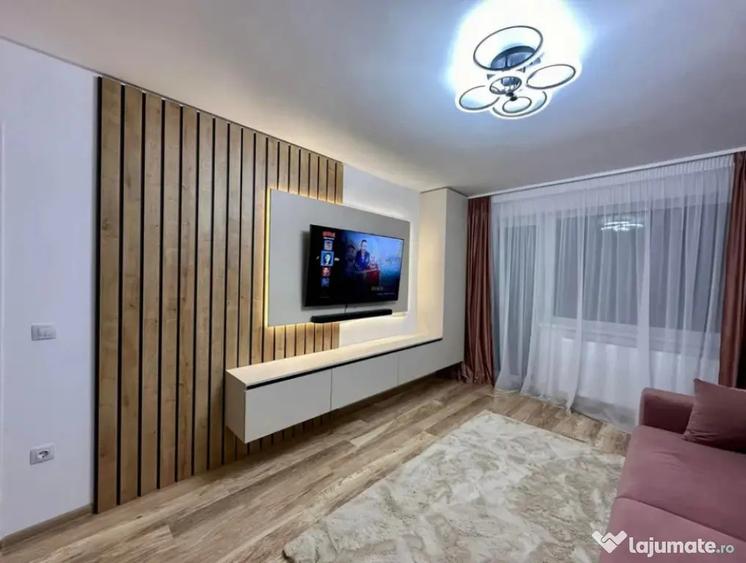 Apartament cu 3 camere decomandat în Tractorul