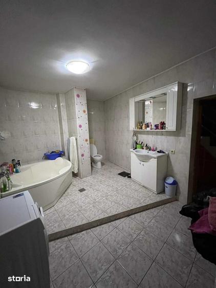 Casă cu 7 camere cu Teren 200 Mp în Vitan