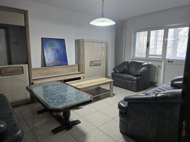 Apartament cu 3 camere decomandat, mobilat în Aradului