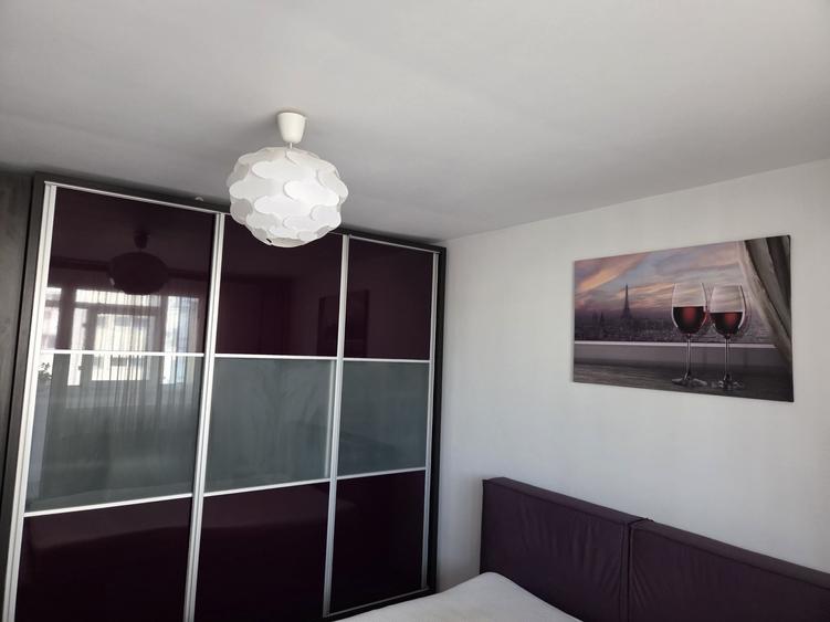 Apartament cu 3 camere decomandat în Titan