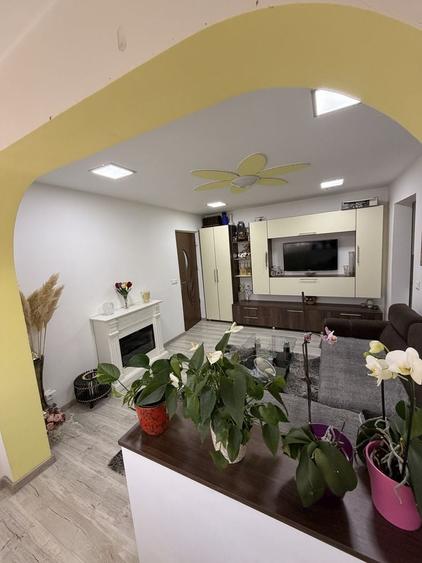 Apartament cu 3 camere semidecomandat în Central