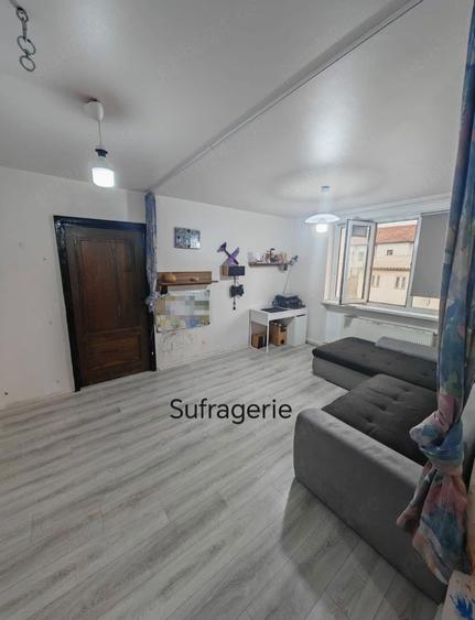 Apartament cu 3 camere semidecomandat în Deve