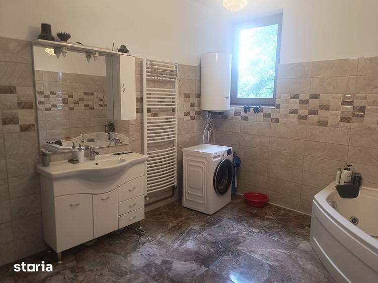 Casă cu 10 camere cu Teren 970 Mp în Calea București