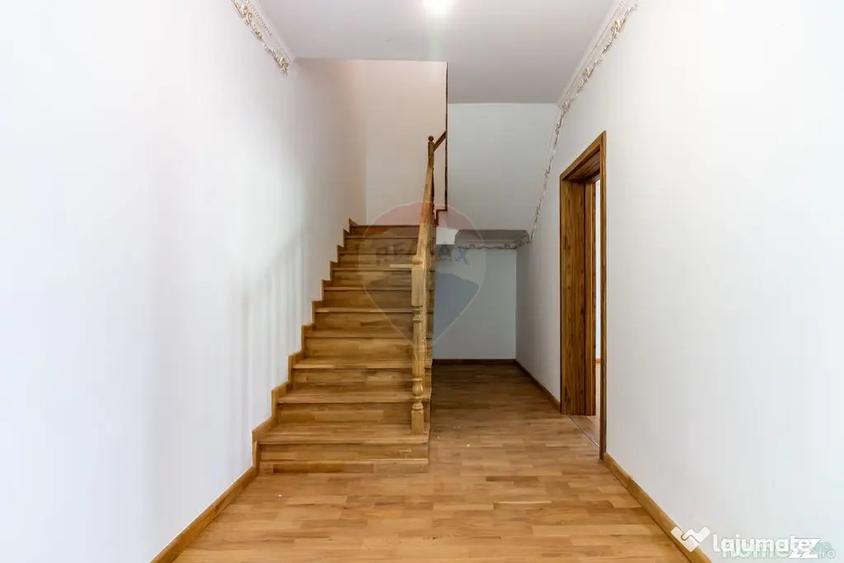 Casă cu 5 camere cu Teren 348 Mp în Central