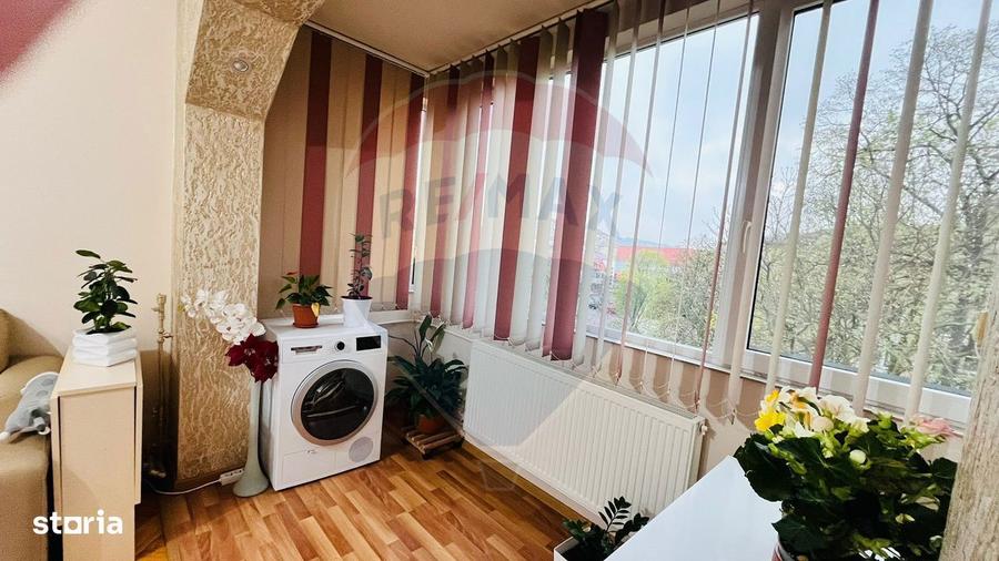 Apartament cu 3 camere semidecomandat, mobilat în Rogerius