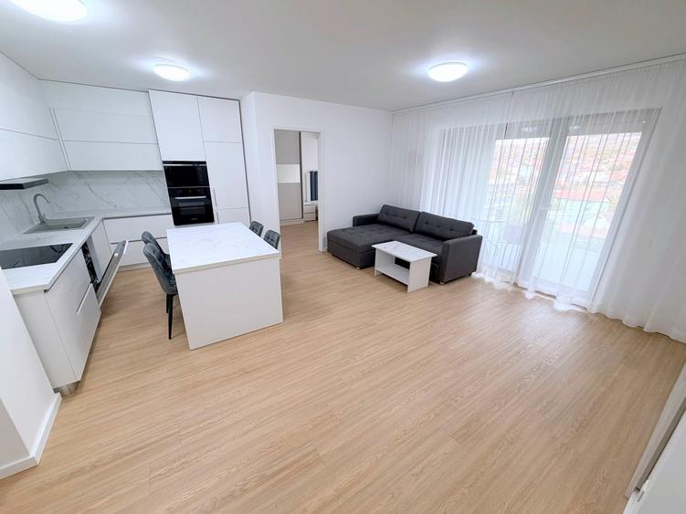 Apartament cu 3 camere semidecomandat în Central