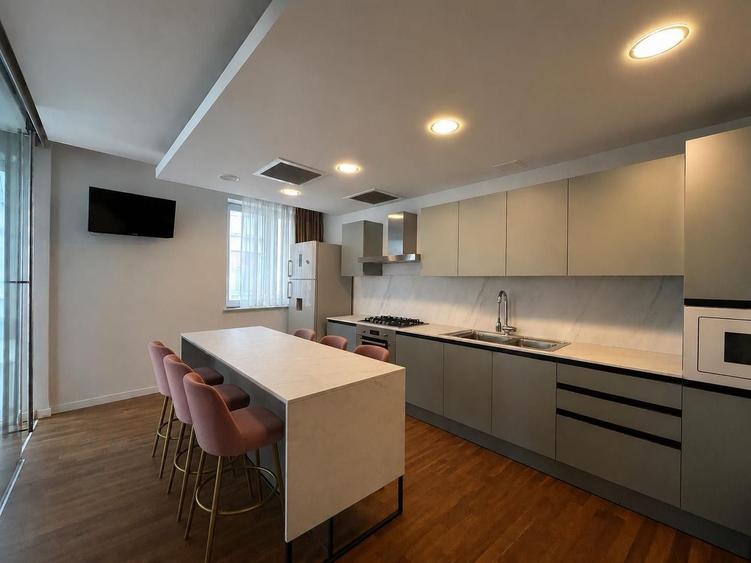 Apartament cu 4 camere semidecomandat, mobilat în Iancu Nicolae