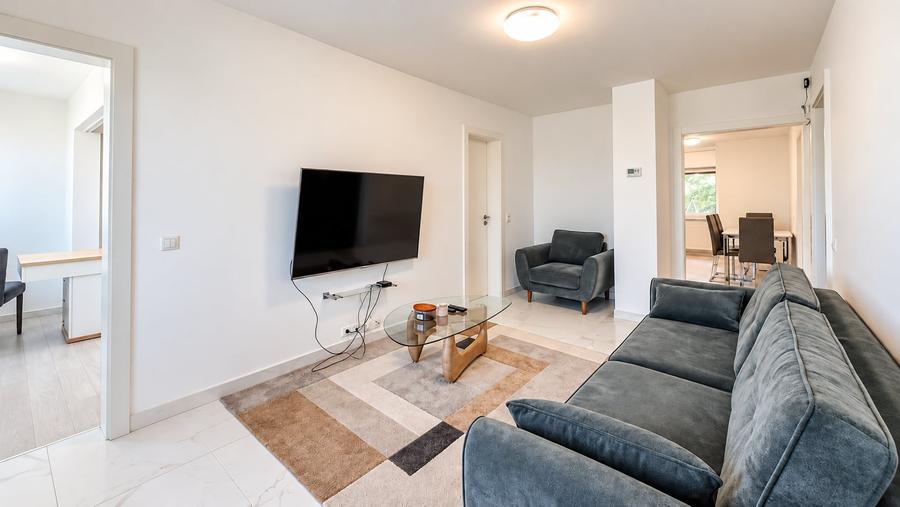 Apartament cu 4 camere semidecomandat, mobilat în Zorilor