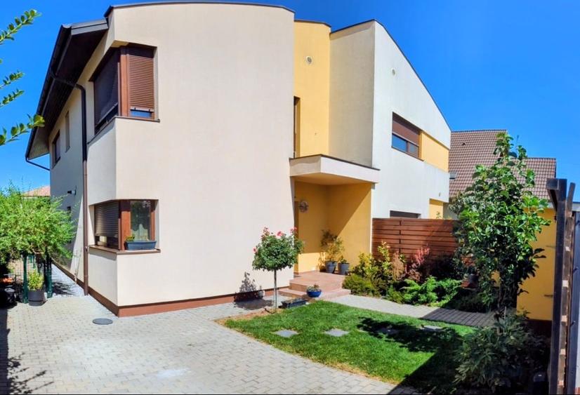 Duplex cu 4 camere cu Canalizare în Aradului