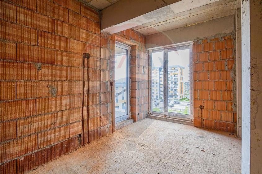 Apartament cu 3 camere semidecomandat în Tractorul