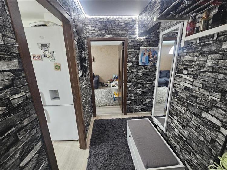 Apartament cu 3 camere decomandat, mobilat în Micro IV
