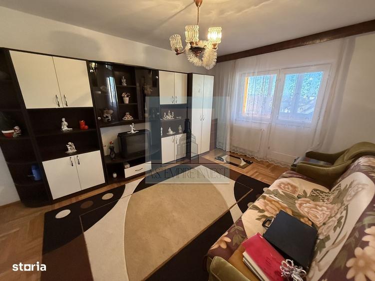 Apartament cu 3 camere decomandat în Florilor