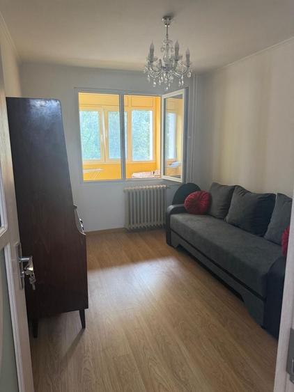 Apartament cu 4 camere semidecomandat în Rahova