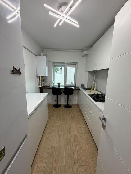 Apartament cu 3 camere decomandat, mobilat în Faleza Nord
