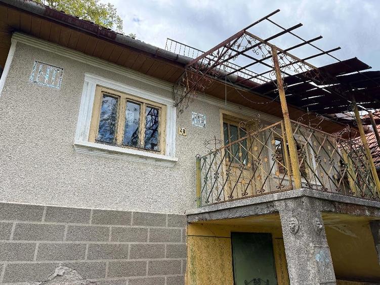 Casă cu 4 camere cu Teren 1000 Mp în Târnăvița